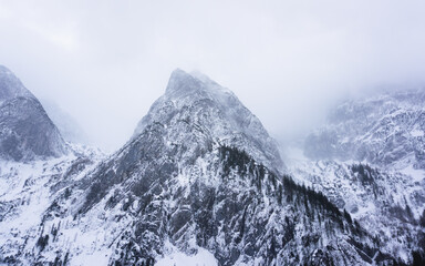 Fototapeta na wymiar Langlauf-Loipe während Schneefall, St. Johann in Tirol, Österreich