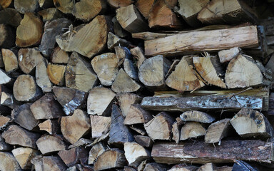 bûches de bois empilées les unes sur les autres. tas de bois pour chauffer et allumer la...