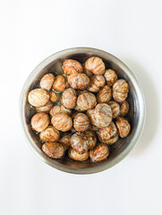 栗の下ごしらえ　ボールに入った鬼皮が残る栗