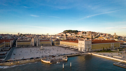Obraz premium Aerial view of pedestrians at Praca do Comercio in Lisbon, Portugal with St. George Castle in the background as well as other Lisbon landmarks