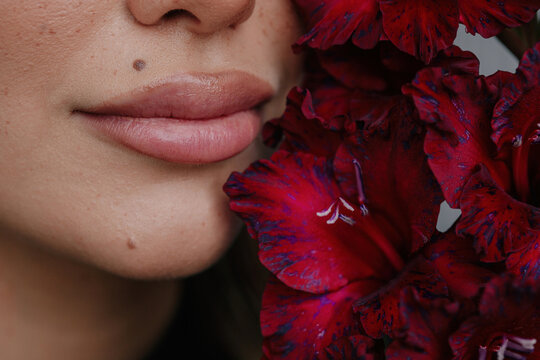 Juicy lips and red flowers