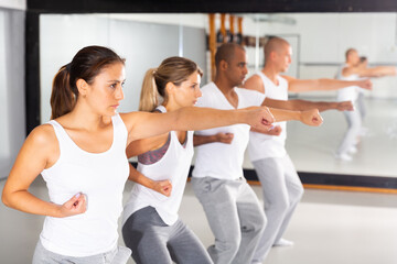 Training man and women in the gym in self defense courses - obrazy, fototapety, plakaty