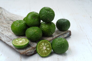 Jeruk limo or limes ,Green in color and rough fruit skin. Fragrant aroma refreshing sour taste. Adding flavor to some types of food