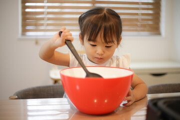 料理する女の子
