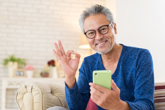 シニア男性　スマホ