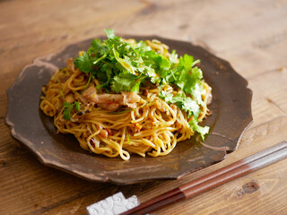ニラだれパクチー焼きそば