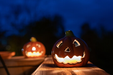 Calabazas de Halloween y velas de calabaza