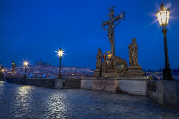 Obraz premium Charles bridge illuminated at night, Medieval Prague, Czech Republic