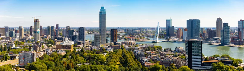 Fototapete Rotterdam Blick von der Drohne auf die Stadt Rotterdam mit Blick auf moderne Viertel mit hohen Wolkenkratzern und der Erasmus-Schrägseilbrücke über den Fluss Nieuwe Maas an einem sonnigen Sommertag, Niederlande.
