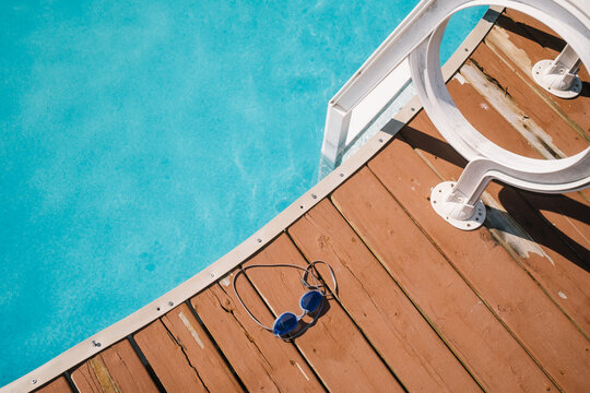 Pool ladder and goggles