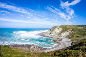 Menakoz hondartza. Magnifique plage de Menakoz sous un ciel bleu, Bilbao, Pays Basque, Espagne.