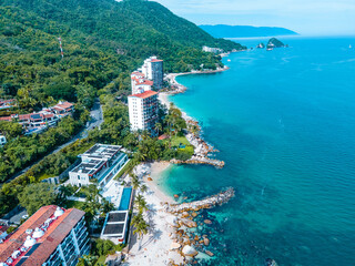 Vista aérea de la costa de Puerto Vallarta, específicamente de Playa Esmeralda