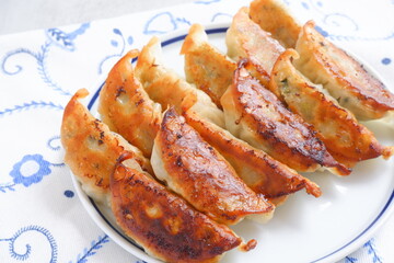 焼き立てで熱々の美味しい焼きギョウザ