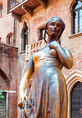 Bronze statue of Juliet and balcony by Juliet house - Verona, Italy