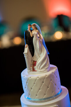 Bride and groom wedding cake ornament