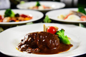 ビーフハンバーグ　デミグラスソース