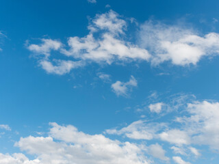 Naklejka na ściany i meble 青空と白い雲の背景素材