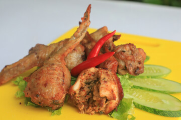 Stuffed chicken wings that have been fried It's a very delicious meal.