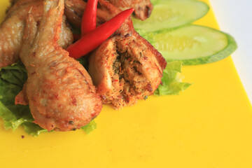 Stuffed chicken wings that have been fried It's a very delicious meal.
