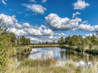 Wolken spiegeln sich im Wasser