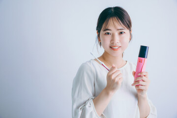 歯ブラシを持って微笑む女性　toothbrush