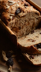 Pan integral con pasas de uva y semillas , cortado , porciones , sabroso, sano , saludable , humedo , panadería ,color beige, 