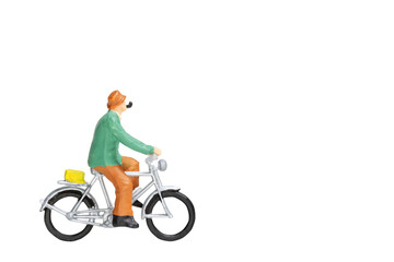 Obraz na płótnie Canvas Miniature people travellers with bicycle isolate on white background with clipping path