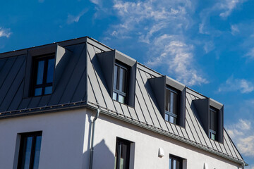 Modernes Wohnhaus mit schönem Metallbach