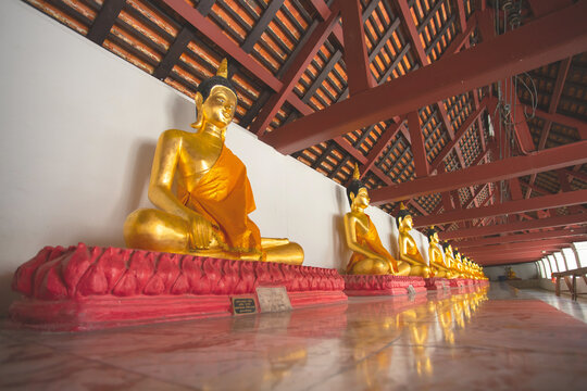 Buddha images are arranged in Wat Phra Mahathat Woramahawihan.