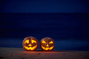 Halloween pumpkins jack p lantern on the sea beach at night in the bright moonlight - obrazy, fototapety, plakaty