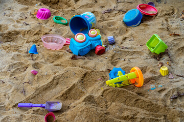 Fototapeta na wymiar Kinderspielzeug im Sandkasten 