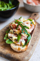 Toast with bacon, fresh arugula and blue cheese
