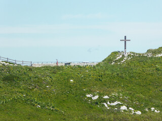 Croix sur le sommet de la montagne