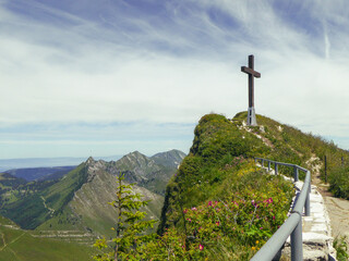 Croix sur le sommet de la montagne