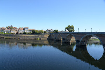 Fototapeta na wymiar Bruecke ueber die Dordogne in Bergerac