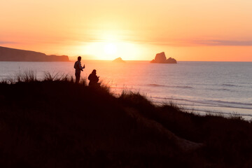 Fototapeta na wymiar couple watching the sea at sunset