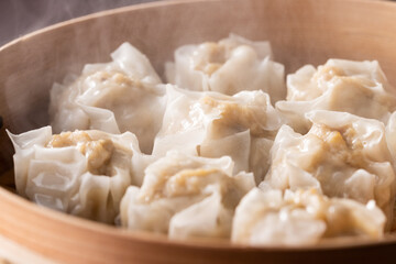 ほんわか湯気の立つ、セイロで蒸したホクホクの焼売