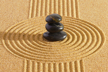 Fototapeta na wymiar Japanischer ZEN Garten mit Sand und Stein