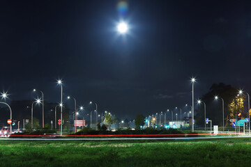 Lampy uliczne i księżyc nocą - obrazy, fototapety, plakaty
