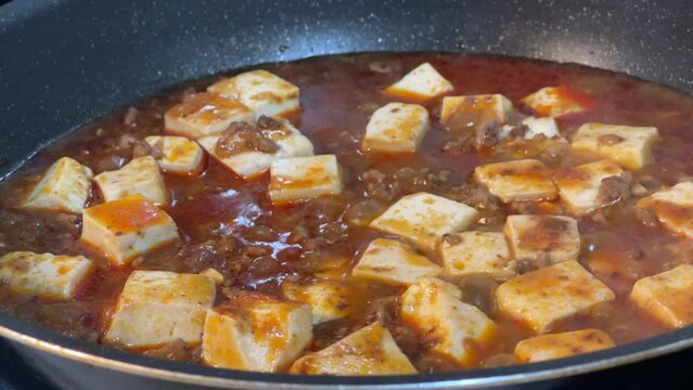 中華料理　麻婆豆腐を煮込む