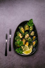 Mussels with green sauce