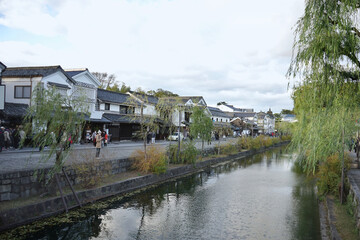 Fototapeta na wymiar A famous tourist town with a canal flowing through the middle of the city is Kurashiki city, Japan.