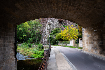 Dessous de pont Avallon