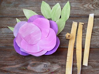 Step by step, instructions for children how to make a 3D volumetric flower