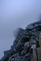 Nubi sulla cresta del Pizzo del Corvo, Alta Valle di Blenio, Canton Ticino, Svizzera