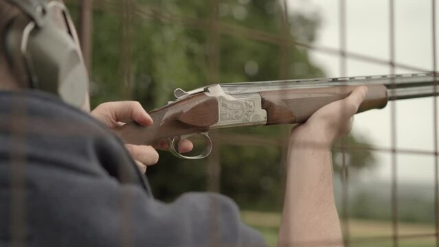 Clay pigeon shooting, recharging the gun