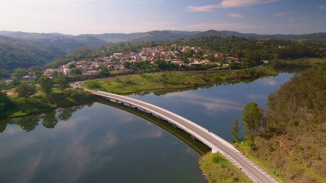 Filme a&eacute;reo da ponte que liga a cidade de mairipor&atilde; a franco da rocha, banhada pela represa que abastece S&atilde;o Paulo.