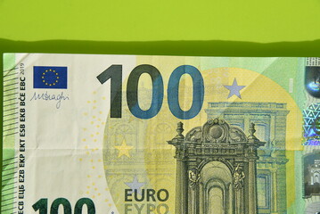 Eine Großaufnahme eines 100 Euroscheins