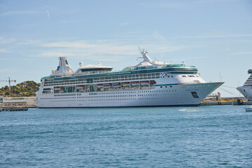 Fototapeta na wymiar Crucero, inmenso, grande, viaje, turismo, navegar, lujo, experiencia