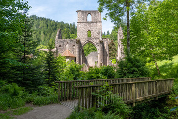 Wanderweg mit Holzbrücke am Kloster Allerheiligen, Schwarzwald, Deutschland im Sommer